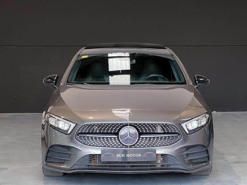 Usado Mercedes A180 AMG line 116 CV (85 kW) 2018 Gris Utilitario