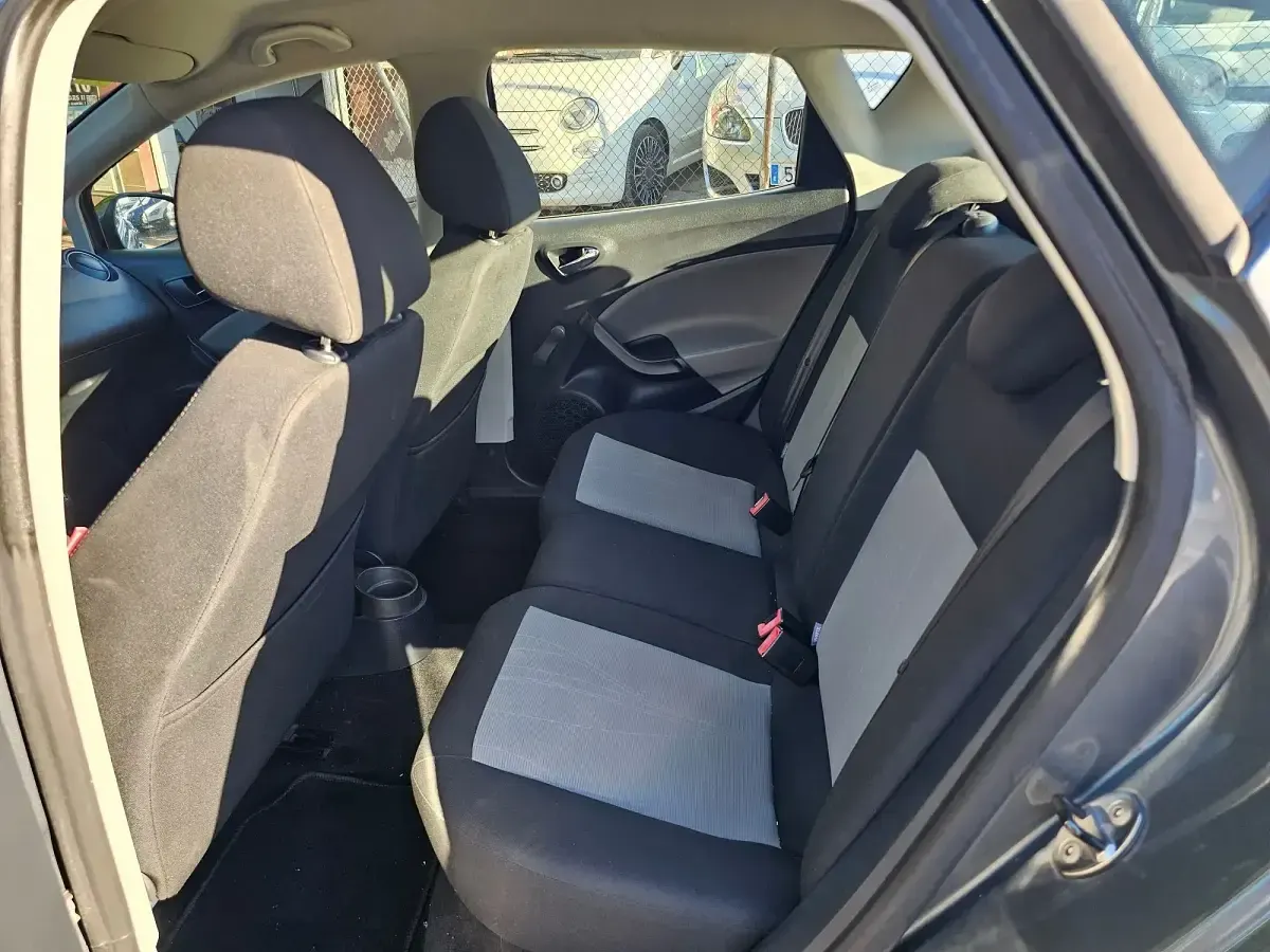 Usado Seat Ibiza Reference 90 CV (66 kW) 2013 Gris
