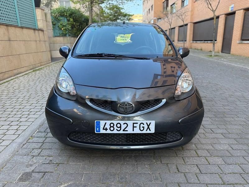 Usado Toyota Aygo 68 CV (50 kW) 2006 Azul Utilitario