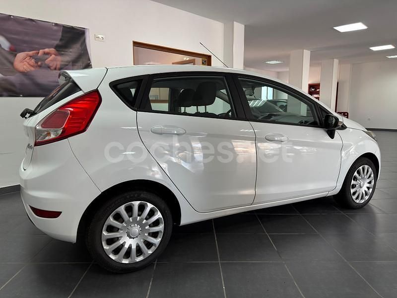 Usado Ford Fiesta Trend 75 CV (55 kW) 2016 Blanco Berlina