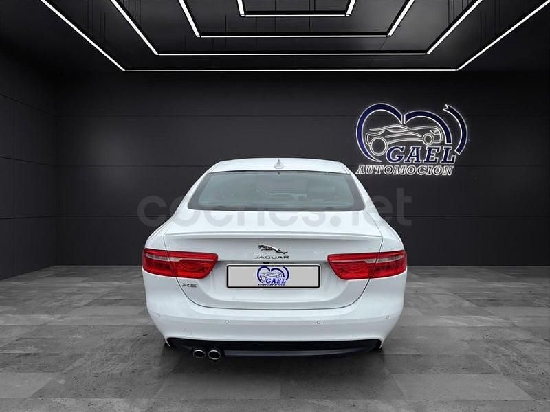 Usado Jaguar XE R-Sport 180 CV (132 kW) 2016 Blanco Berlina