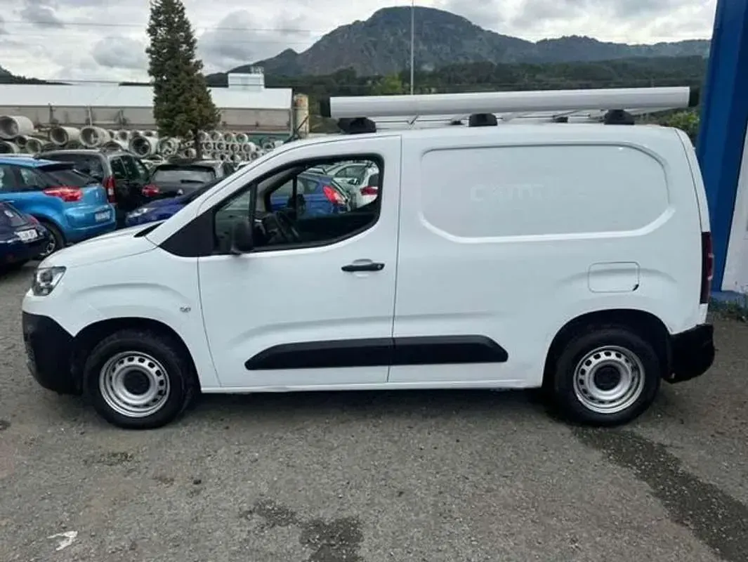 Usado Citroën Berlingo Feel 102 CV (75 kW) 2021 Blanco Monovolumen