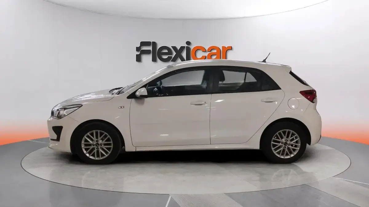 Usado Kia Rio 84 CV (61 kW) 2021 Blanco Berlina