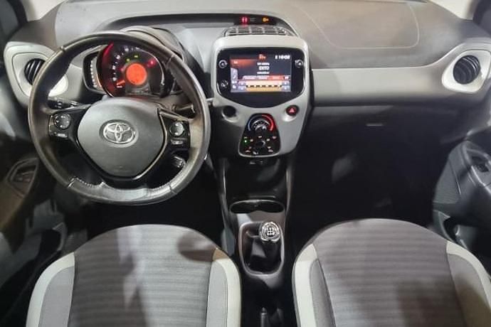 Usado Toyota Aygo X-play 72 CV (52 kW) 2020 Gris / plata Utilitario