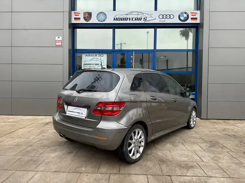 Usado Mercedes B200 140 CV (102 kW) 2006 Gris / plata Monovolumen