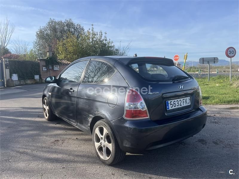 Usado Hyundai Accent 110 CV (80 kW) 2007 Gris / plata Berlina