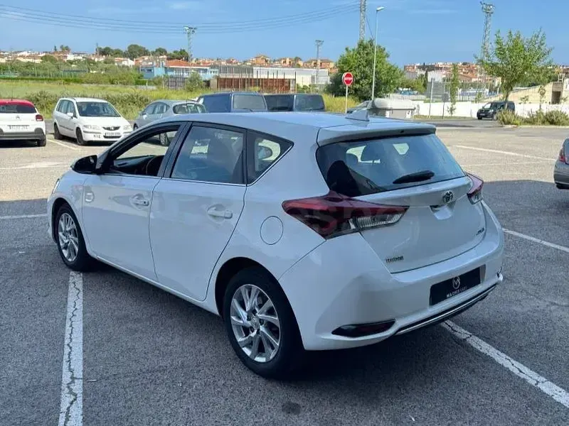 Usado Toyota Auris Active 116 CV (85 kW) 2016 Blanco Berlina
