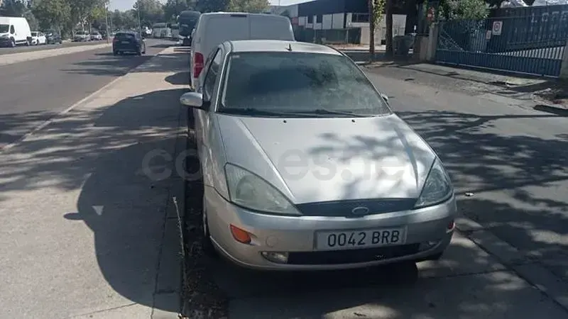 Usado Ford Focus Trend 115 CV (84 kW) 2001 Gris / plata Berlina