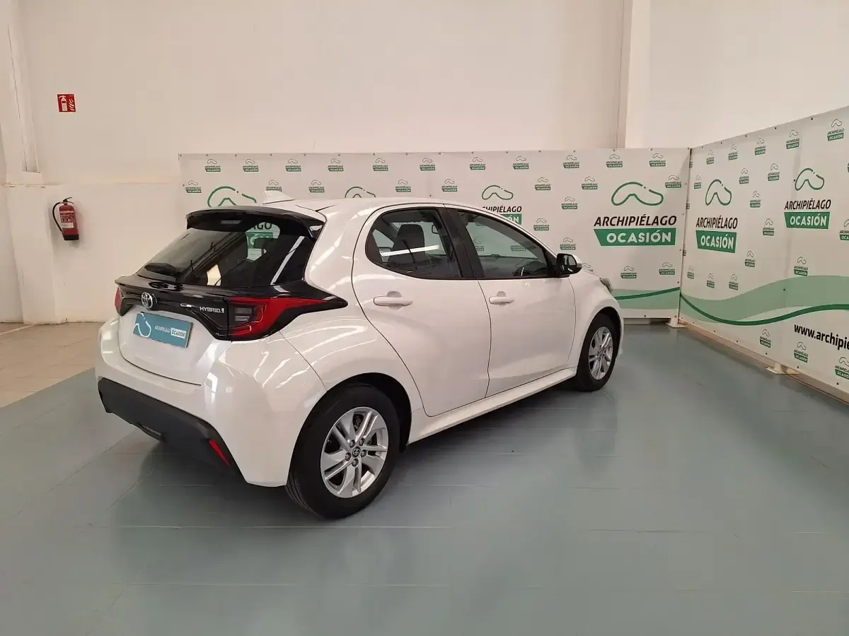 Używany Toyota Yaris Hybrid Edition 116 KM (85 kW) 2021 Biały Sedan/Limuzyna