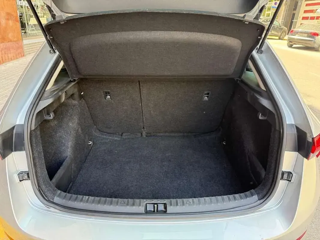 Usado Skoda Scala Ambition 95 CV (69 kW) 2023 Gris Utilitario