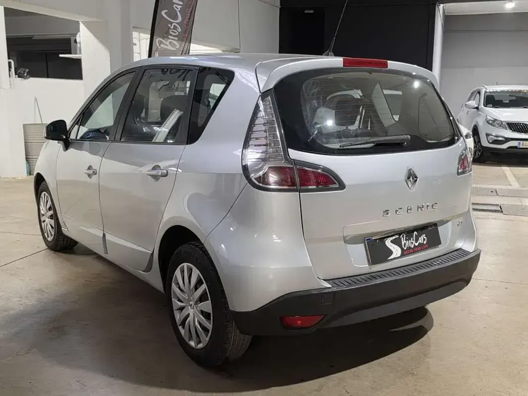 Usado Renault Scénic Expression 110 CV (80 kW) 2014 Gris Monovolumen