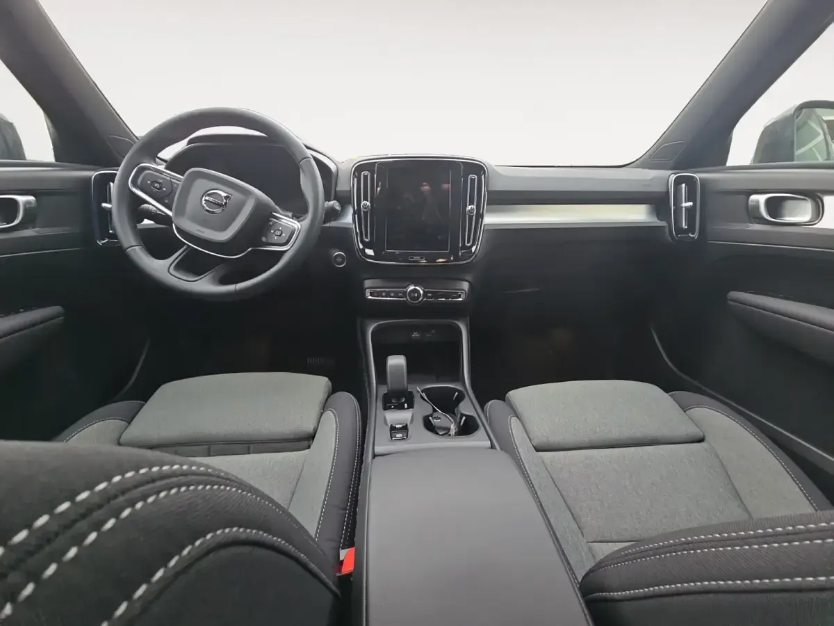 Usado Volvo XC40 Core 163 CV (119 kW) 2025 Verde SUV