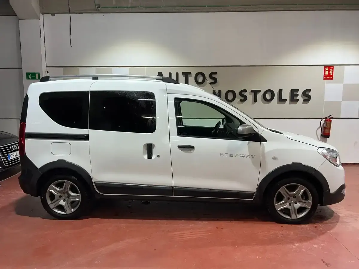 Usado Dacia Dokker Essentiel 95 CV (69 kW) 2020 Blanco Monovolumen