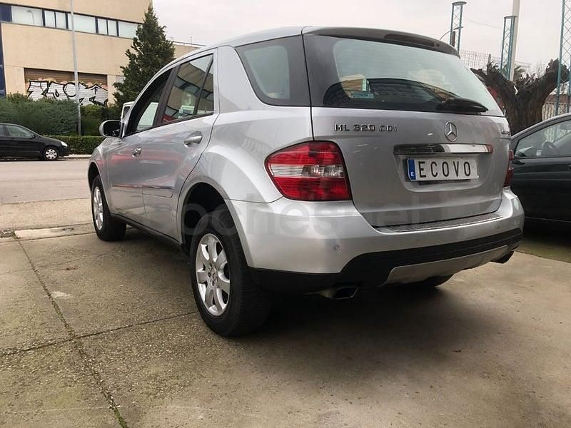 Usado Mercedes ML320 224 CV (164 kW) 2007 Gris / plata SUV