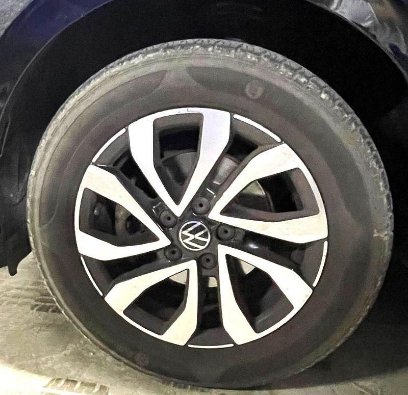 Usado VW Polo Active 95 CV (69 kW) 2023 Negro profundo efecto perla Utilitario