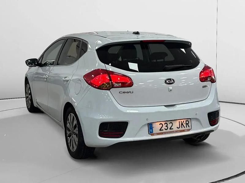 Używany Kia Ceed 120 KM (88 kW) 2015 Biały Hatchback