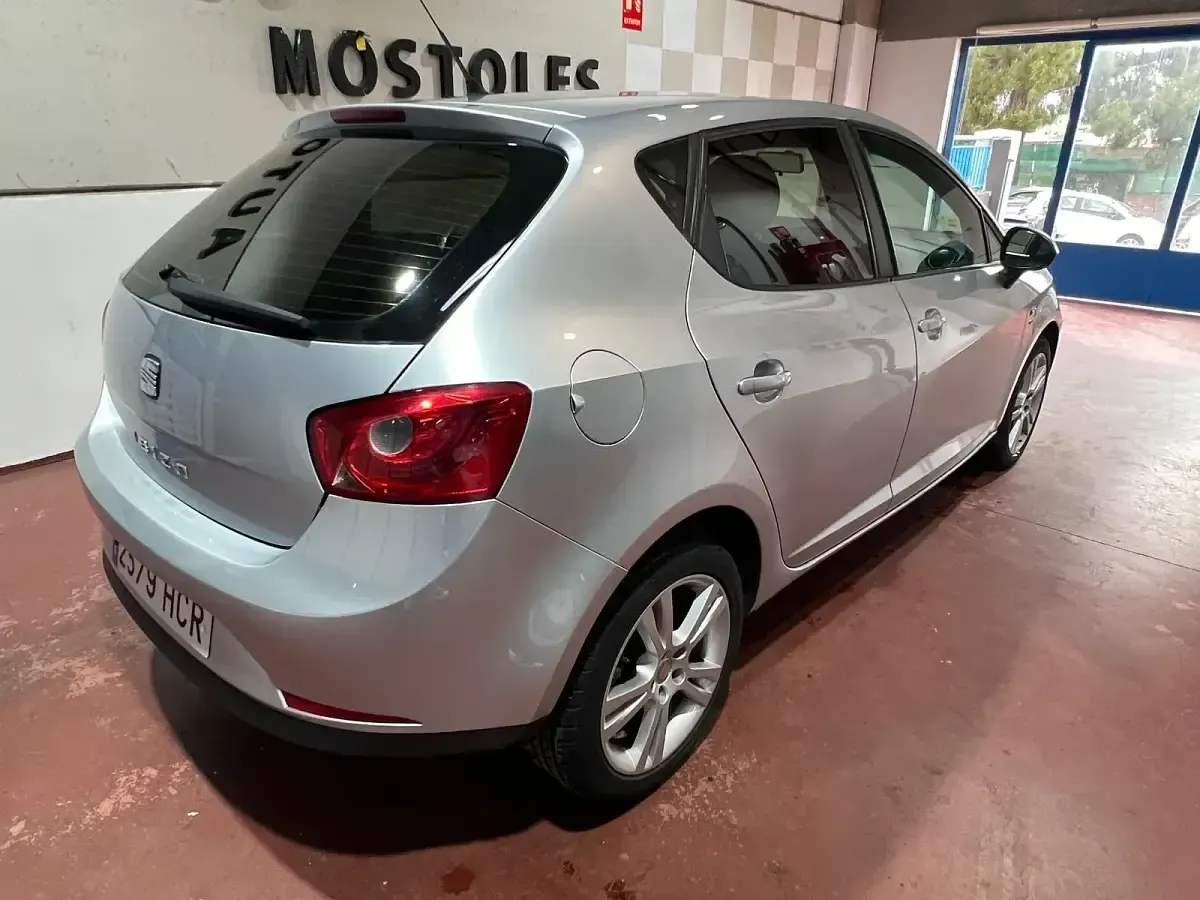 Begagnad Seat Ibiza Style 105 HK (77 kW) 2010 Grå Sedan