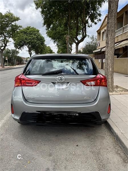 Usado Toyota Auris Active 90 CV (66 kW) 2014 Gris / plata Berlina