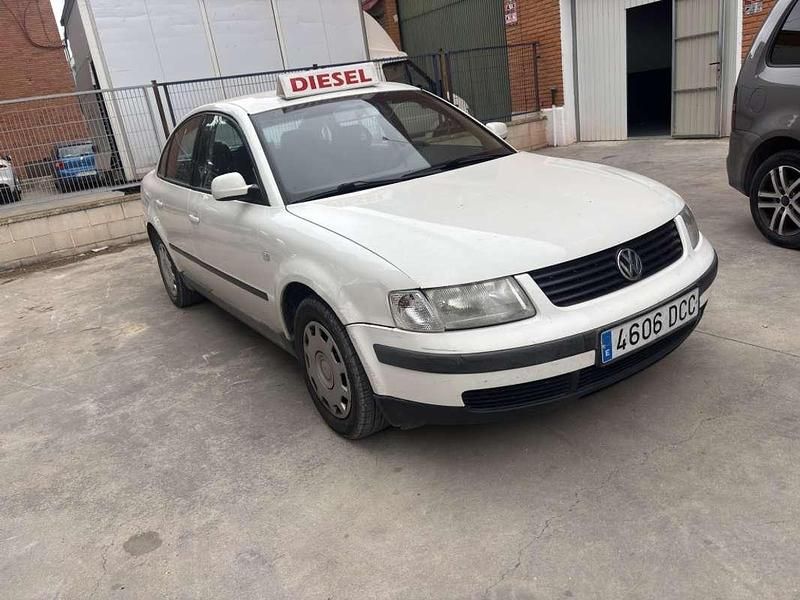 Usado VW Passat Edition 99 CV (72 kW) 2004 Blanco Berlina