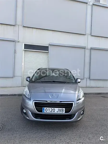 Usado Peugeot 5008 Style 120 CV (88 kW) 2016 Gris / plata Monovolumen