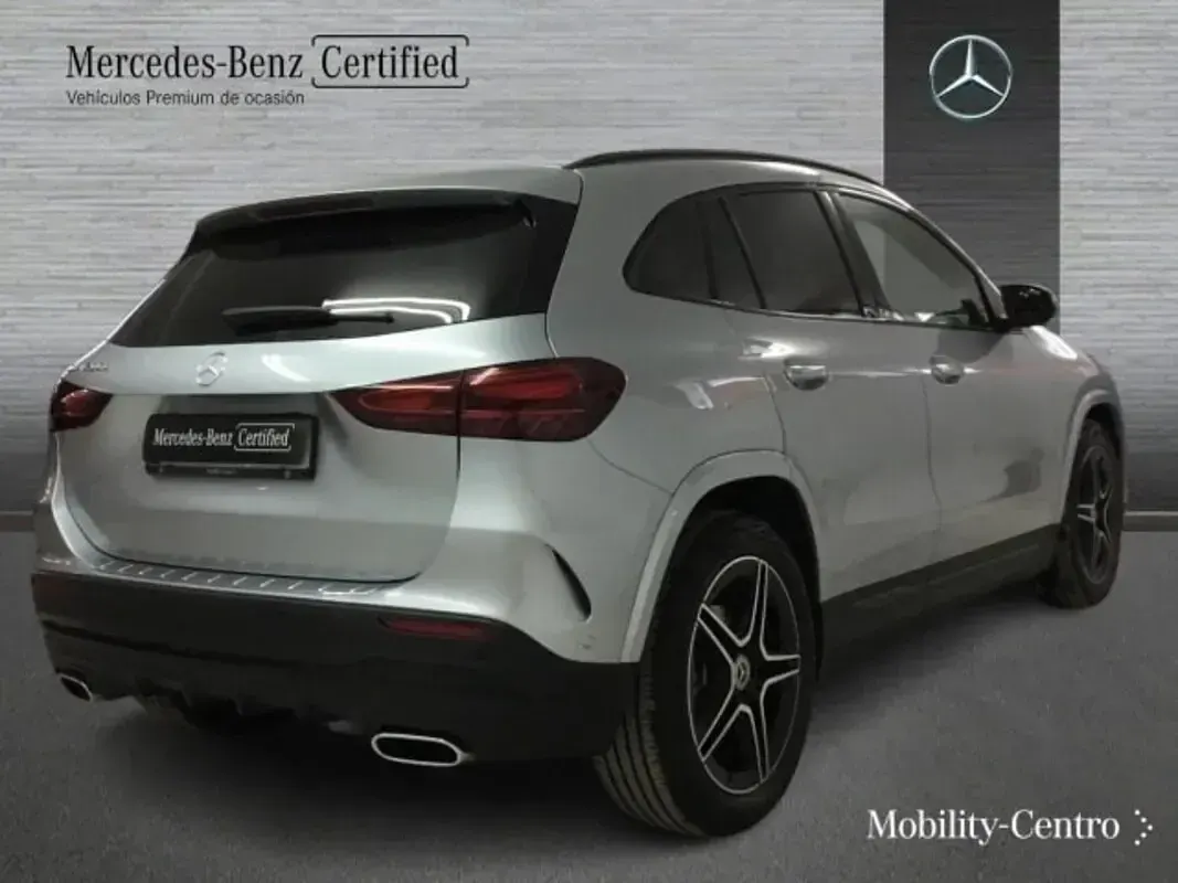 Usado Mercedes GLA200 AMG line 150 CV (110 kW) 2024 Plata hightech SUV