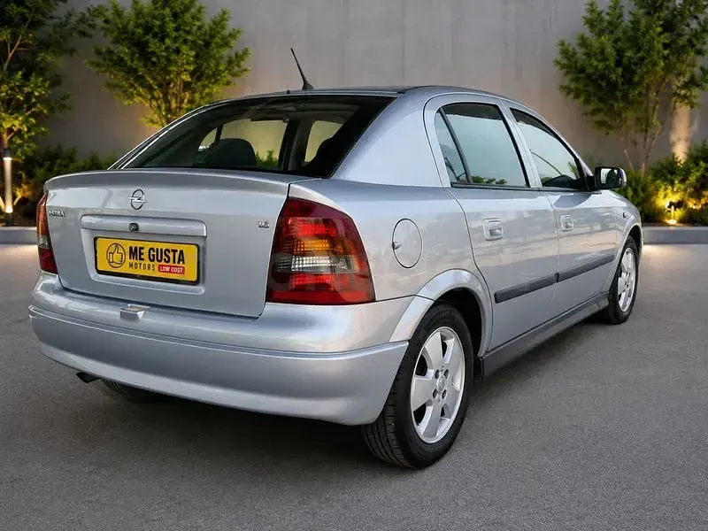 Usado Opel Astra Edition 100 CV (73 kW) 2002 Gris / plata Berlina