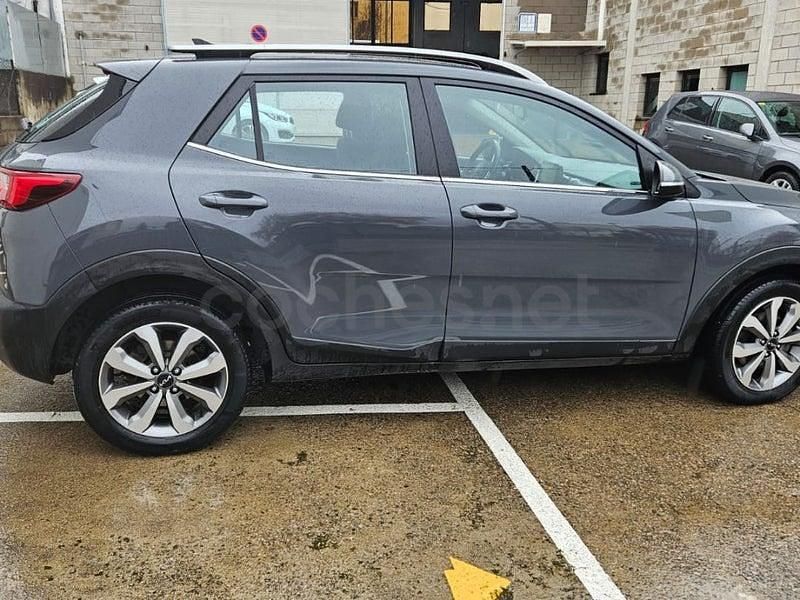 Usado Kia Stonic 100 CV (73 kW) 2022 Gris / plata SUV