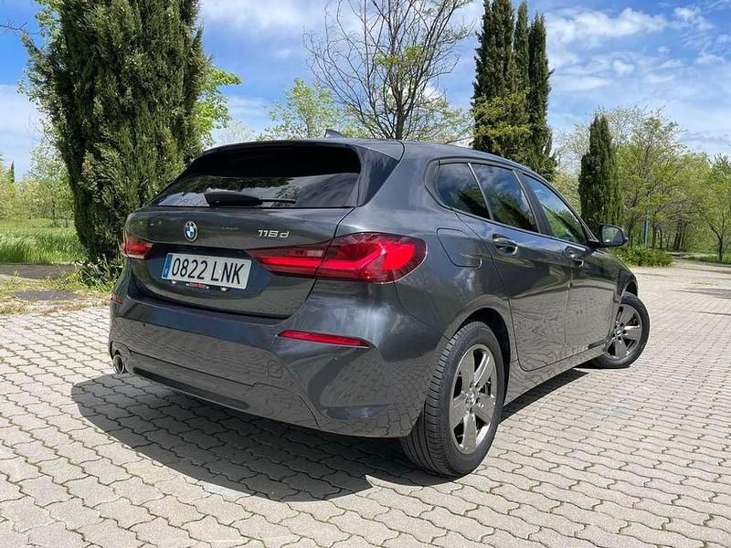 Usado BMW 116 Sport Line 116 CV (85 kW) 2021 Gris Utilitario