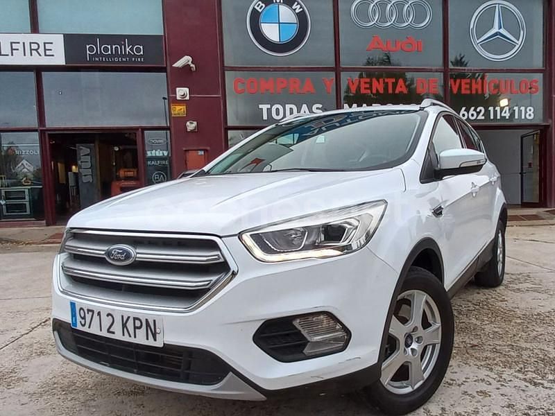 Usado Ford Kuga Trend 150 CV (110 kW) 2018 Gris / plata SUV