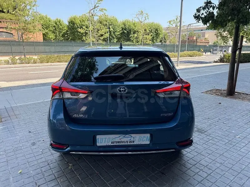 Usado Toyota Auris Hybrid Active 136 CV (100 kW) 2017 Azul Berlina