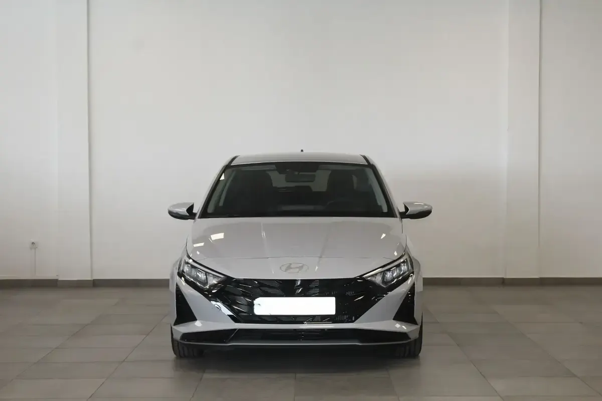 Usado Hyundai i20 101 CV (74 kW) 2024 Gris / plata Berlina