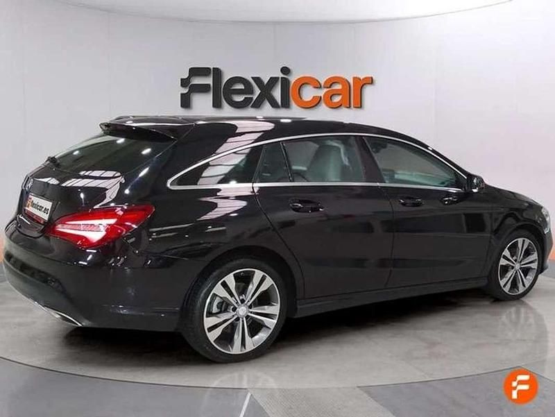 Usado Mercedes CLA200 Shooting Brake 136 CV (100 kW) 2018 Negro Familiar