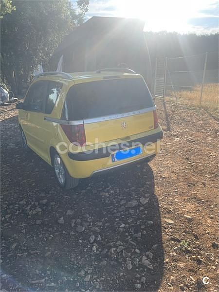 Usado Peugeot 1007 70 CV (51 kW) 2006 Amarillo Monovolumen
