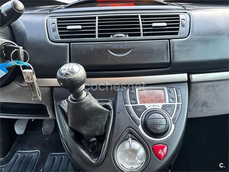 Usado Peugeot 807 Active 136 CV (100 kW) 2013 Gris / plata Monovolumen