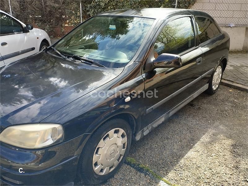 Usado Opel Astra Comfort 100 CV (73 kW) 2001 Negro Berlina