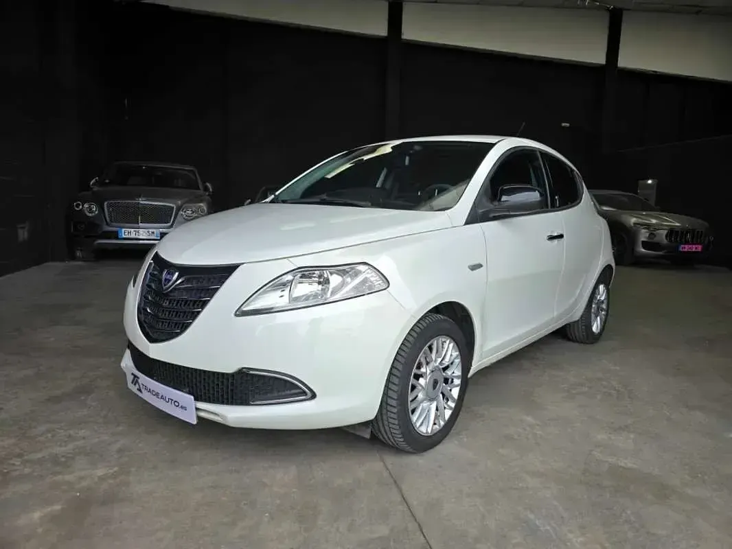 Usado Lancia Ypsilon Gold 69 CV (50 kW) 2014 Blanco Utilitario