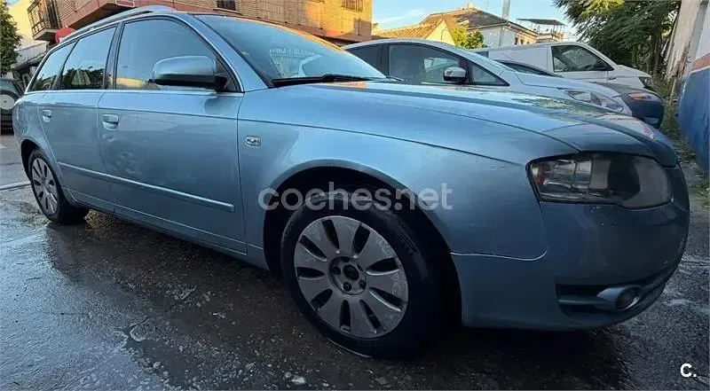 Usado Audi A4 140 CV (102 kW) 2005 Azul Familiar