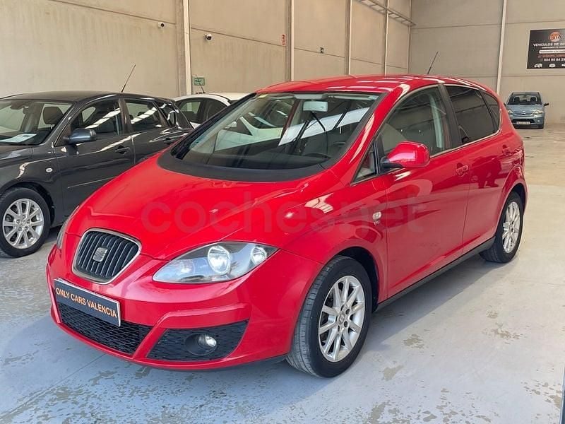 Usado Seat Altea Style 105 CV (77 kW) 2011 Rojo Monovolumen