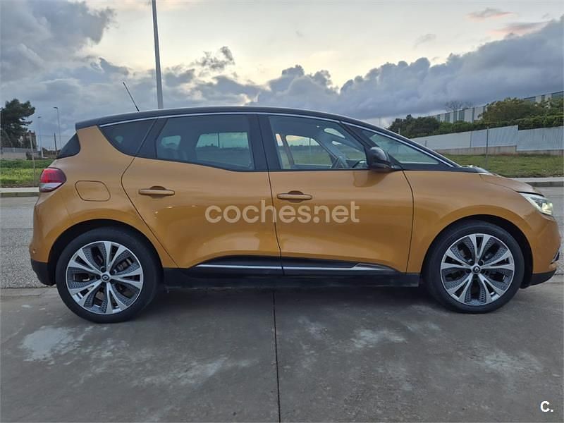 Usado Renault Scénic IV Zen 130 CV (95 kW) 2017 Amarillo Monovolumen