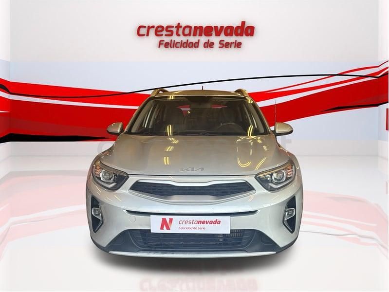 Usado Kia Stonic 100 CV (73 kW) 2022 Gris / plata SUV
