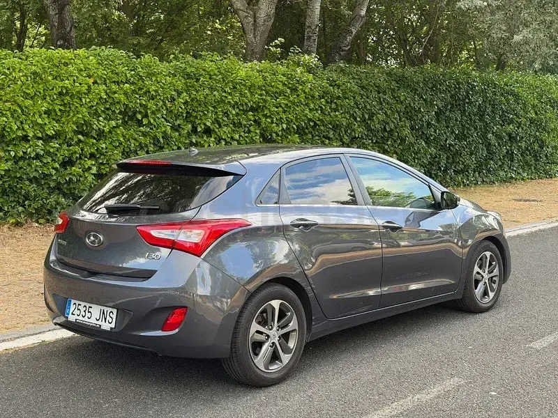 Usado Hyundai i30 GO! 100 CV (73 kW) 2016 Azul Berlina