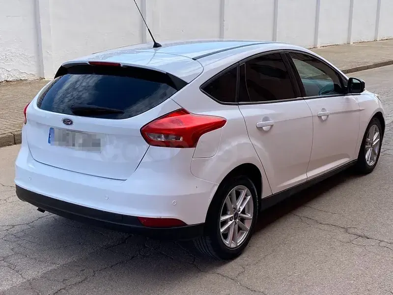 Usado Ford Focus Trend 120 CV (88 kW) 2015 Blanco Berlina