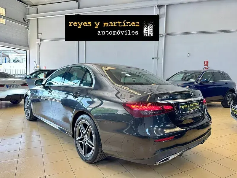 Usado Mercedes E220 200 CV (147 kW) 2022 Gris / plata Berlina