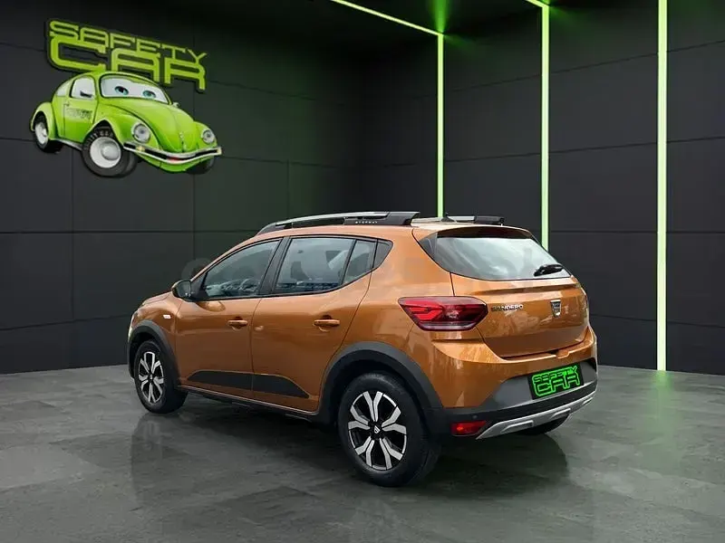 Usado Dacia Sandero Comfort 91 CV (66 kW) 2021 Naranja Berlina