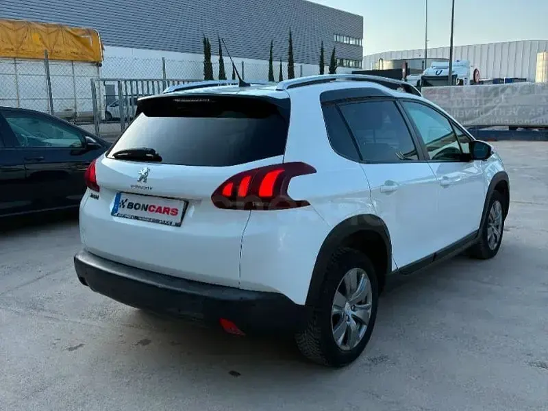 Usado Peugeot 2008 Allure 110 CV (80 kW) 2019 Blanco SUV