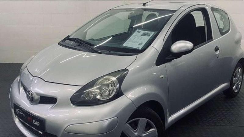 Gris Usado 2011 Toyota Aygo Connect Style Utilitario | 3800 € (Precio justo) - Imagen 1/4