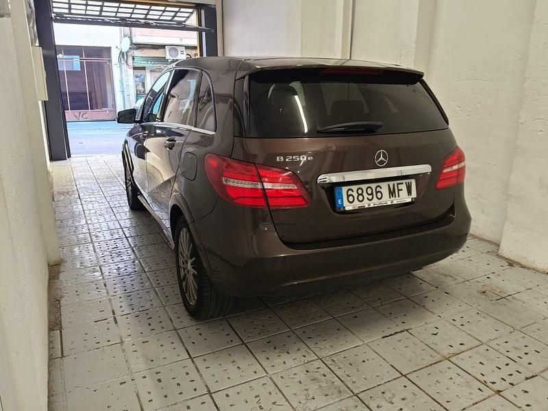 Usado Mercedes B250e 132 kW (180 CV) 2016 Marrón Monovolumen