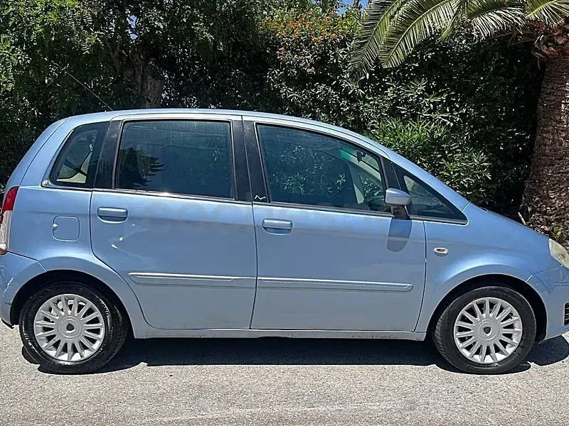 Usado Lancia Musa 95 CV (69 kW) 2009 Azul Monovolumen