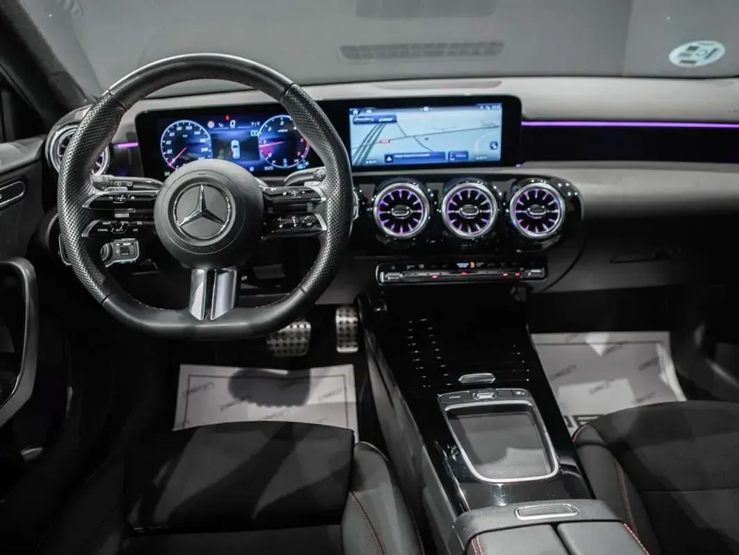 Usado Mercedes A200 Advanced 150 CV (110 kW) 2023 Gris Utilitario