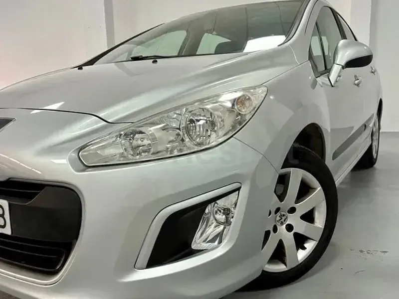 Usado Peugeot 308 Access 98 CV (72 kW) 2013 Gris / plata Berlina